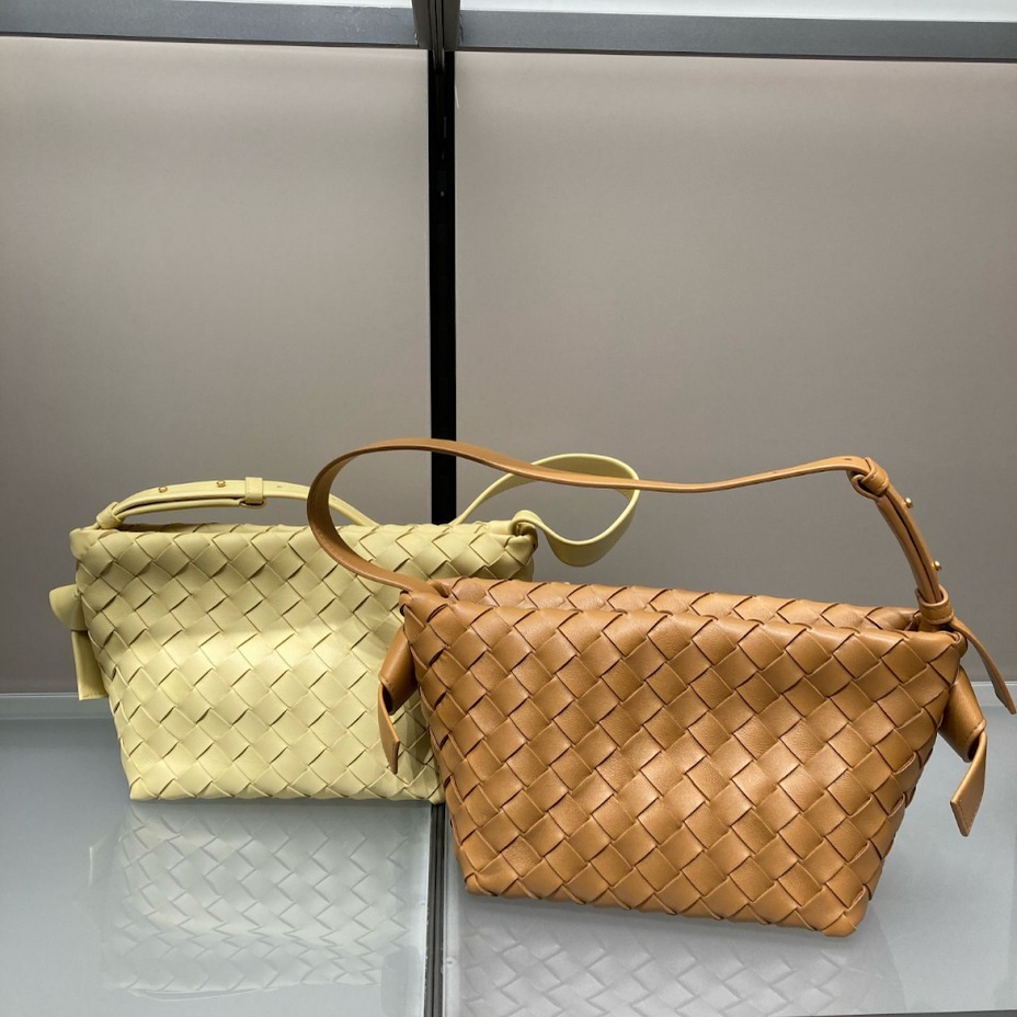 BOTTEGA VENETA イントレチャート レザーショルダーバッグ