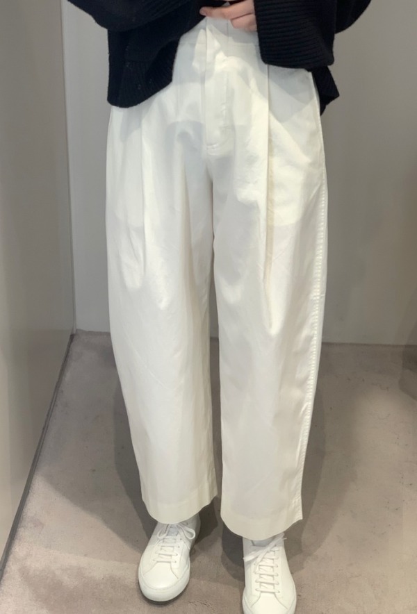 PLEATED BARREL-LEG CHINOS プリーツバレルレッグチノパンツ