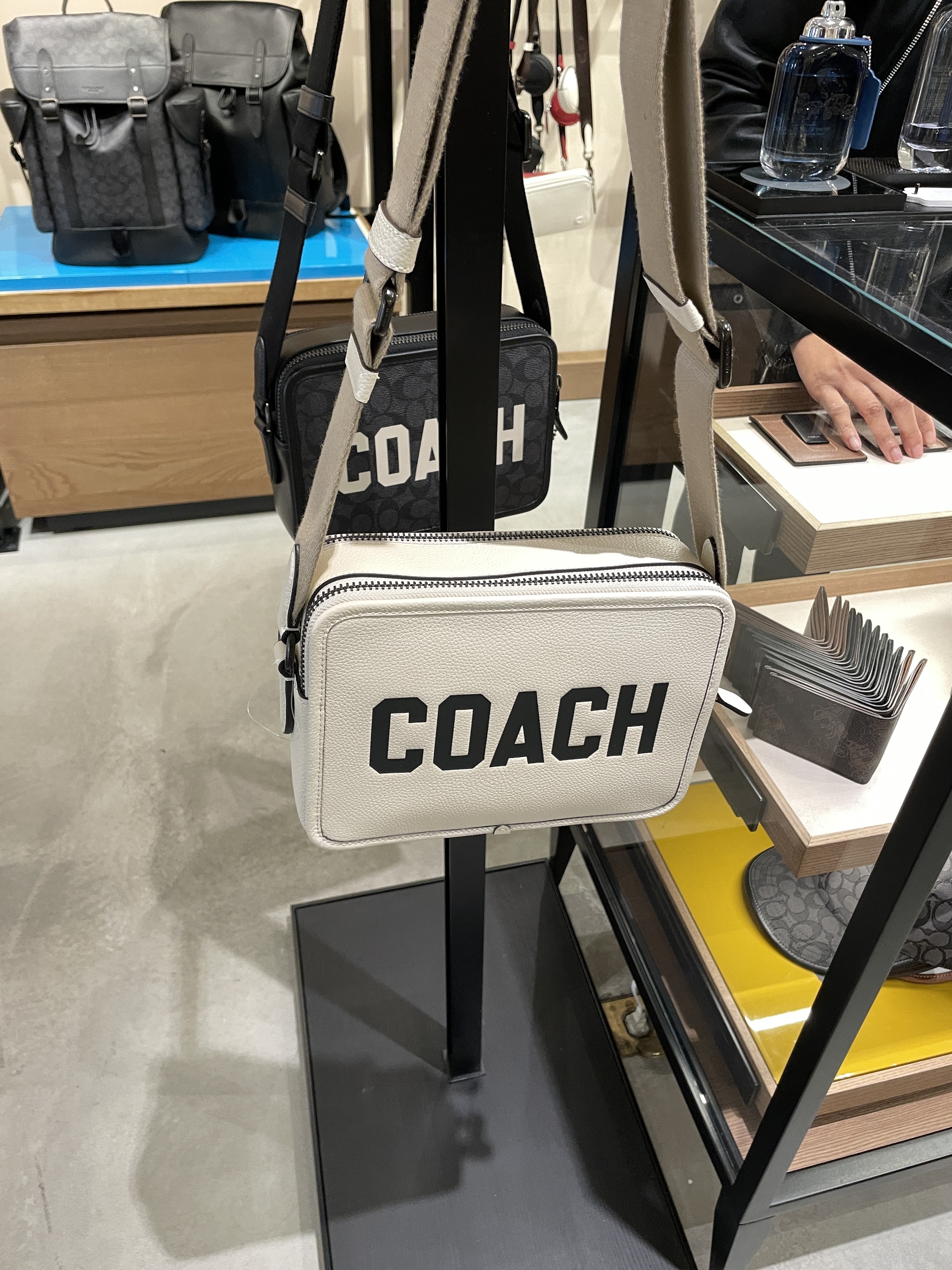 ショルダーバッグ coach Charter Crossbody 24 With Coach Graphic