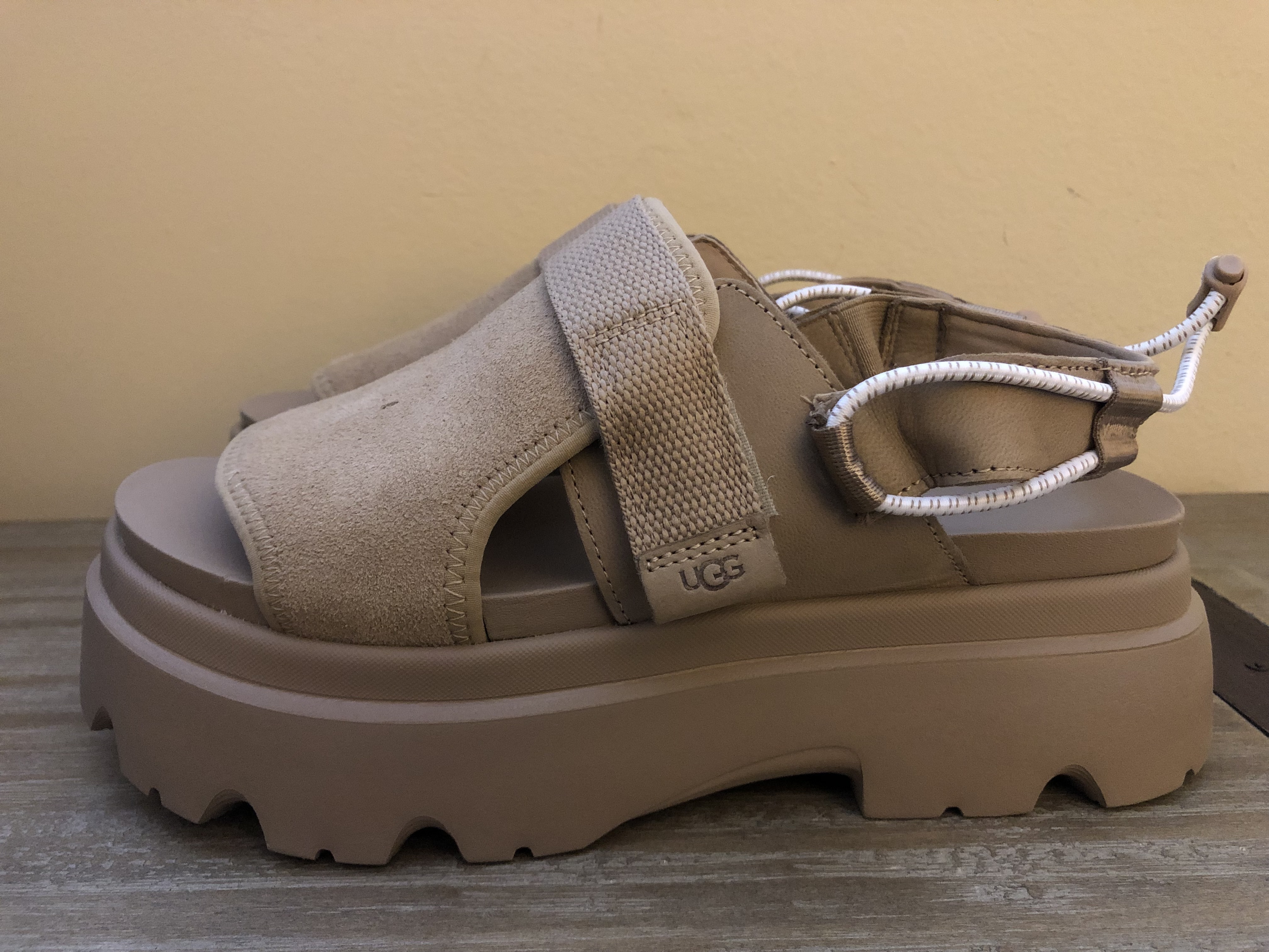 UGG アグ CADY ケイディ サンダル 厚底 - メルカリ