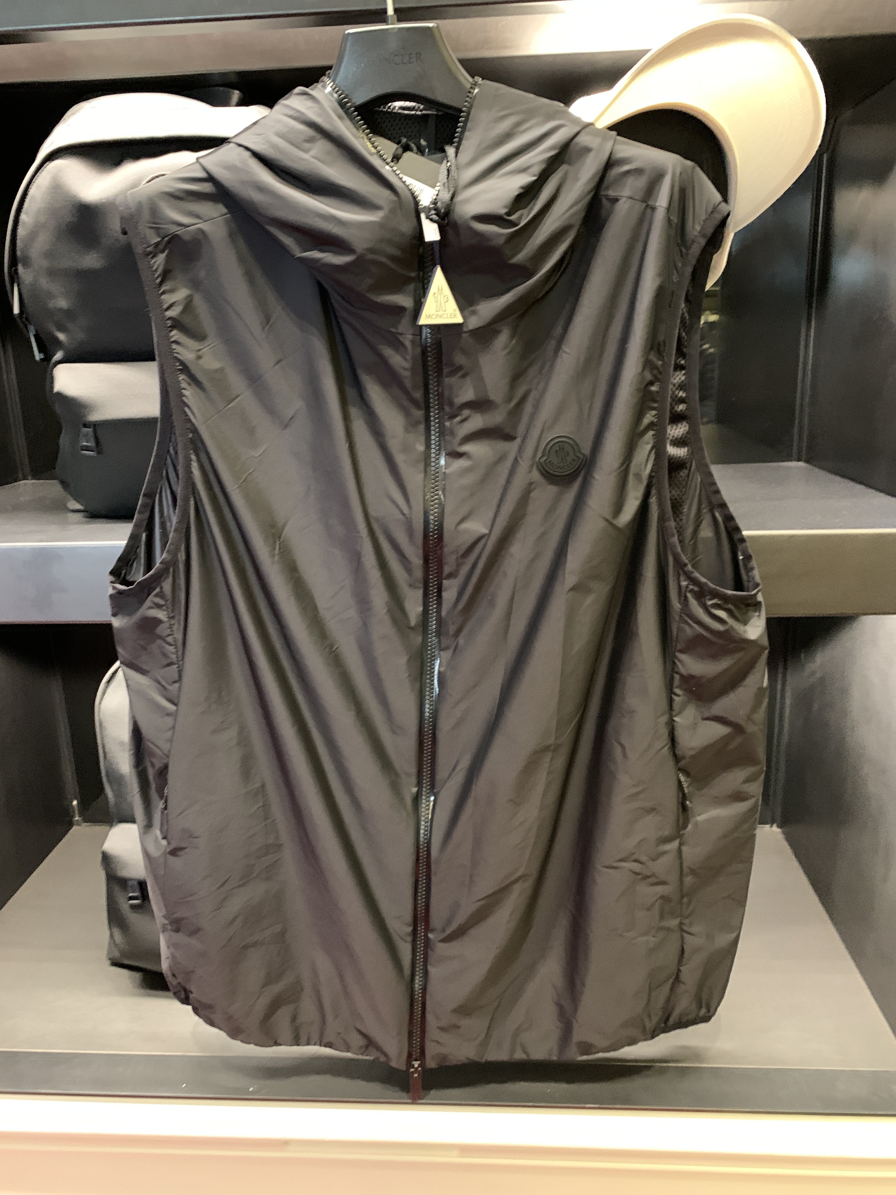 MONCLER \"PAKITO\"ロゴフードジレ セール!