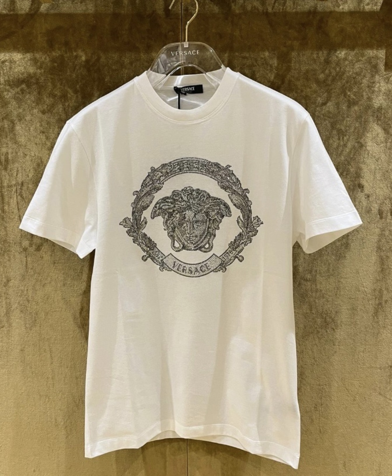【VERSACE】クリスタル付きメデューサ カルトゥーシュ T シャツ