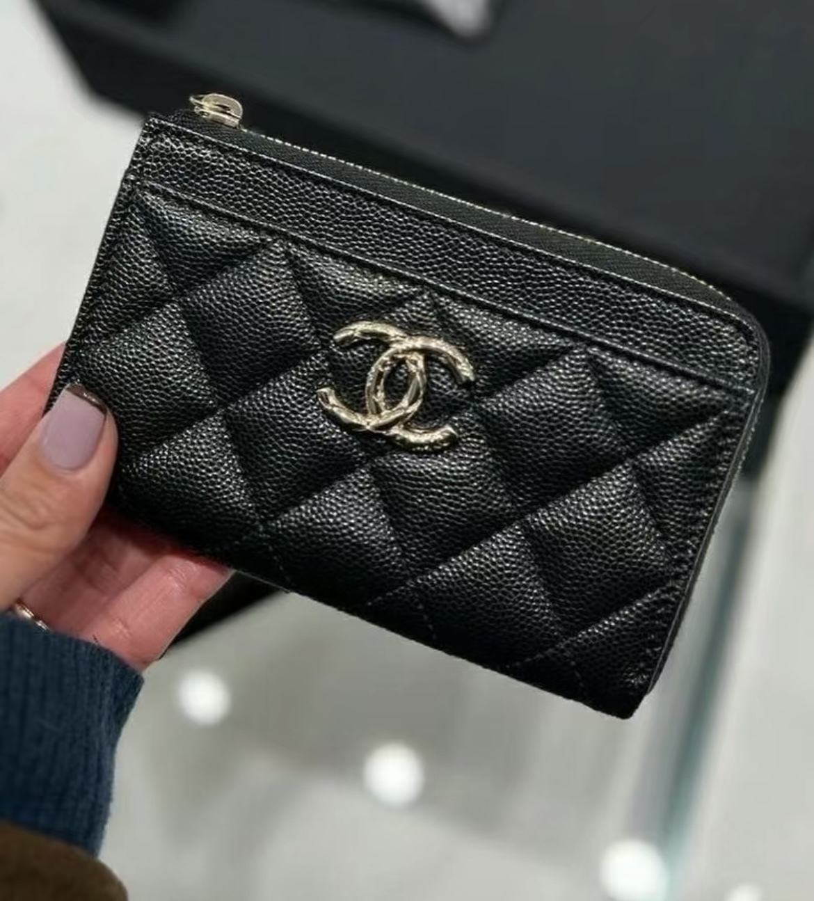 お財布としても使える人気の形 CHANEL フラグメントケース