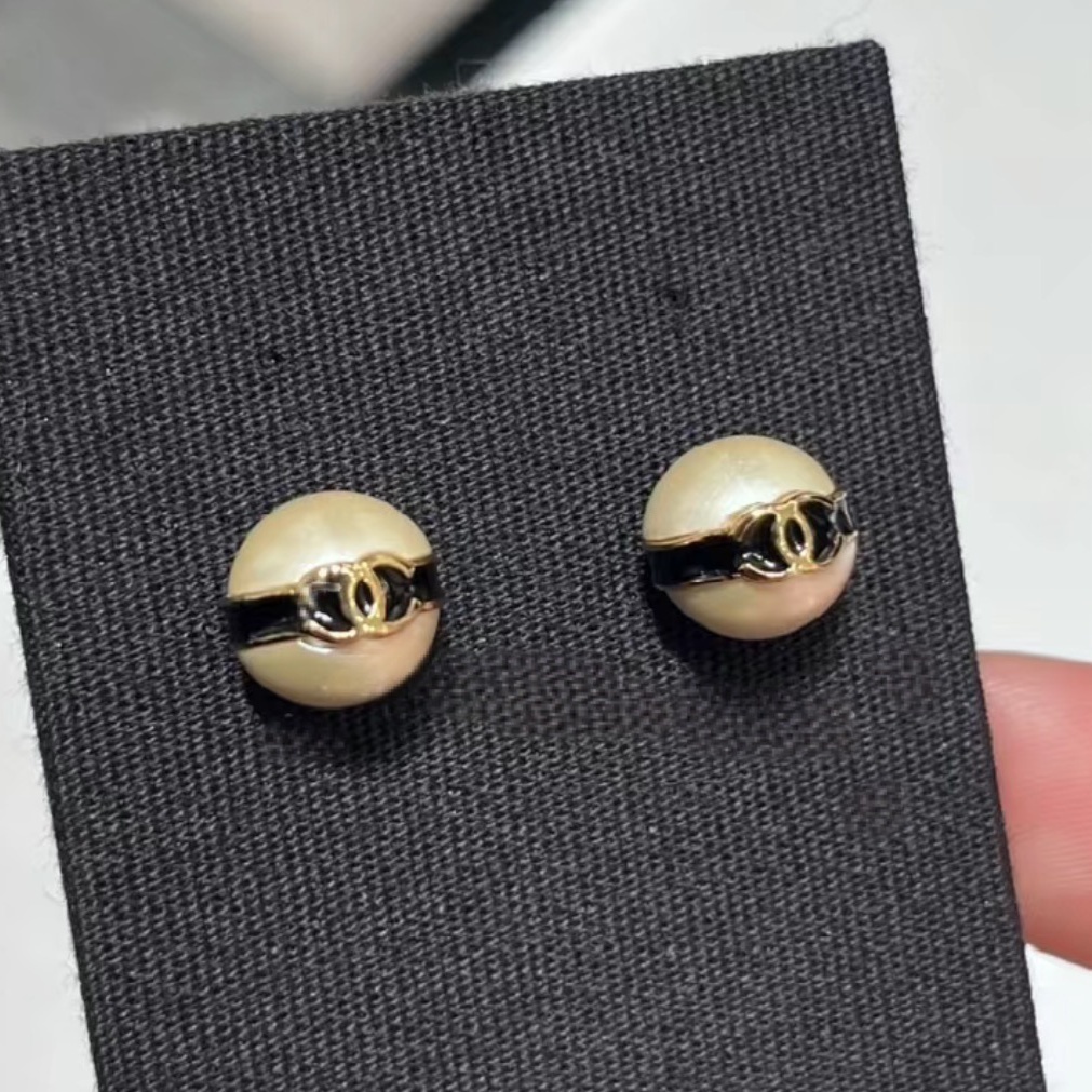CHANEL パール付きロゴピアス