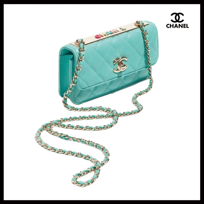 【鮮やかなターコイズとCCロゴ】CHANEL フラップ フォン ケース