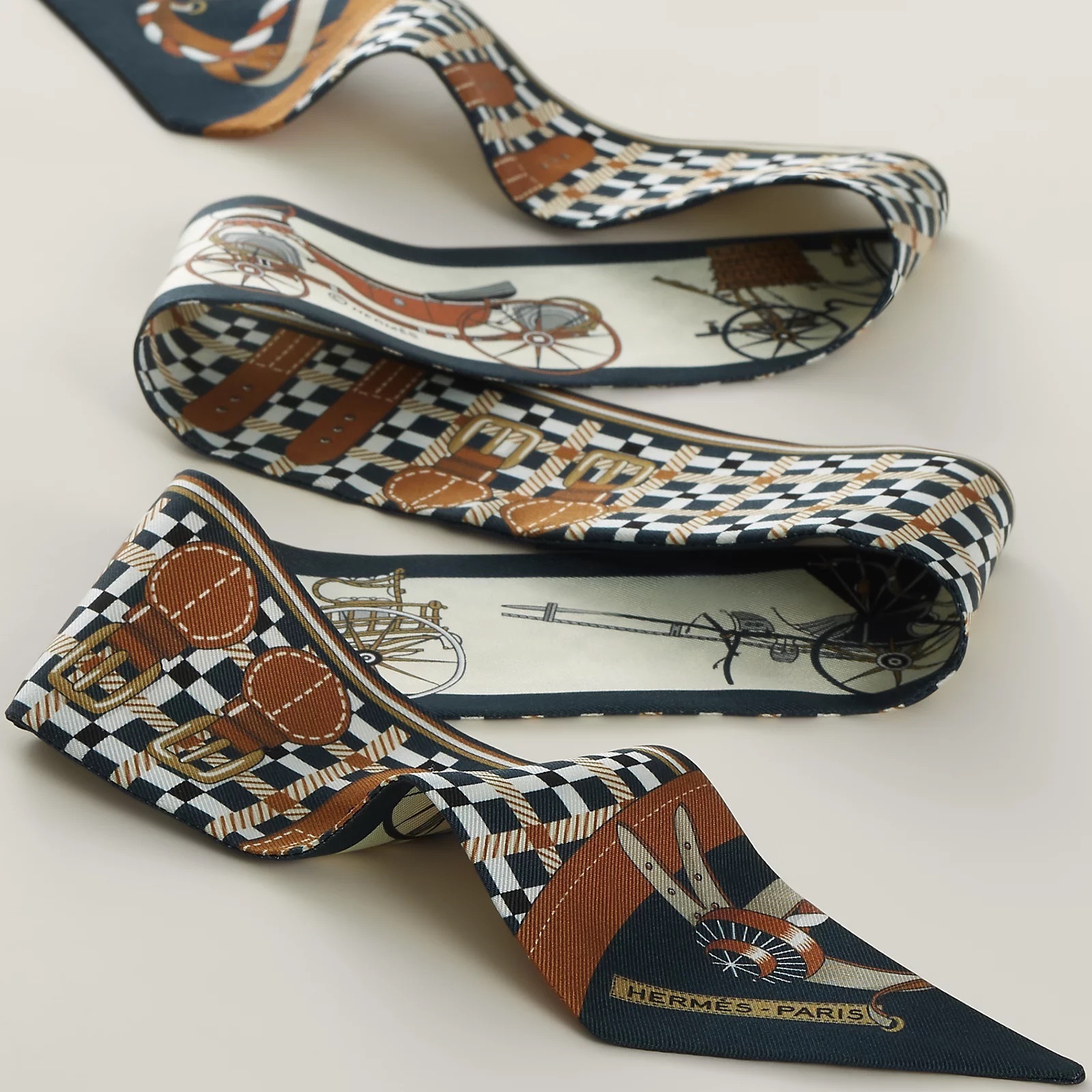 【ワンポイントに♪】HERMES《Les Voitures Nouvelles》ツイリー