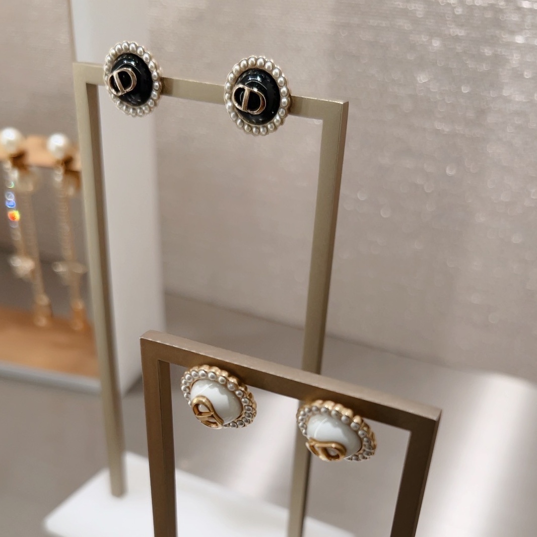 【国内発】Dior プチCD バロック スタッドピアス ギフト包装可 国内発】Dior プチCD バロック スタッドピアス ギフト包装可