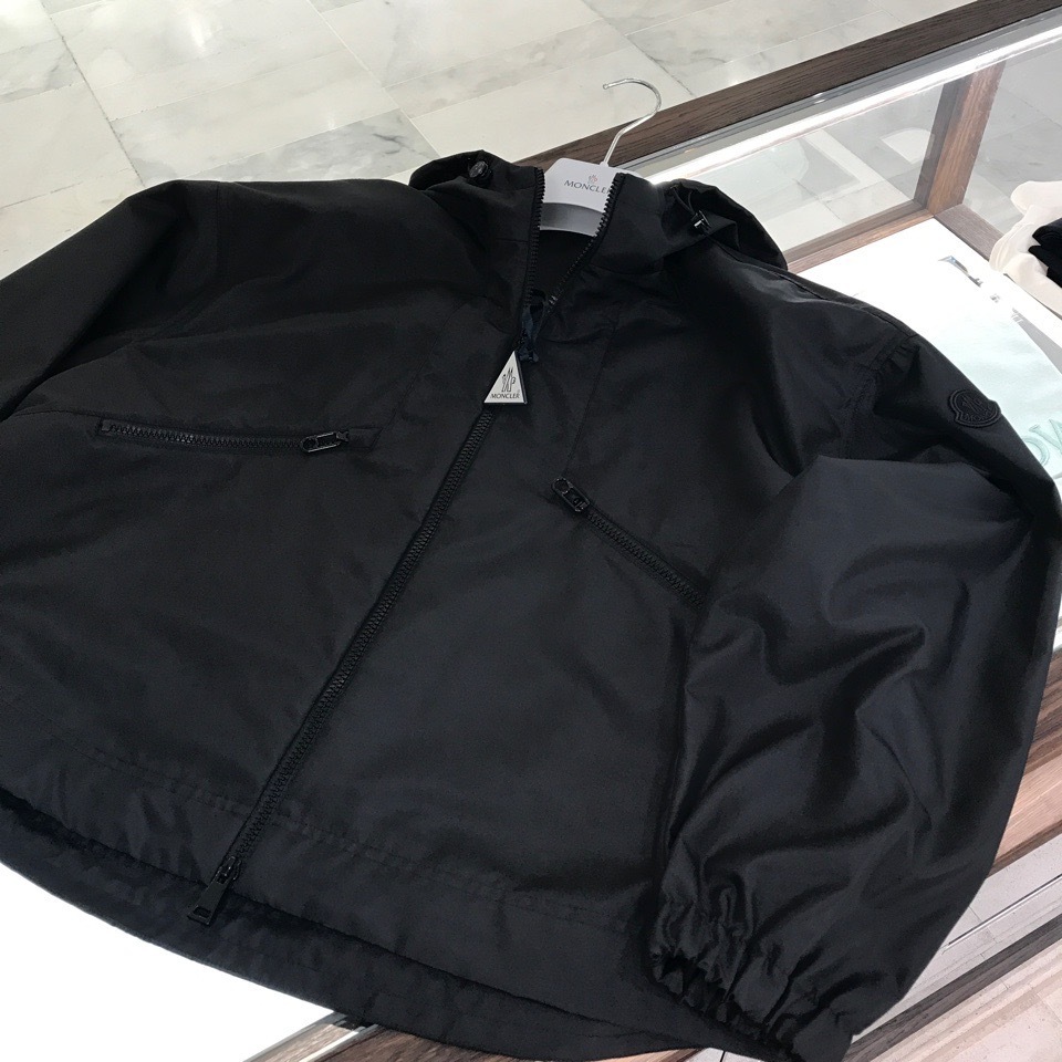 パリ直営店買付【MONCLER】Marmace クロップド丈パーカー パリ直営店買付【MONCLER】Marmace クロップド丈パーカー