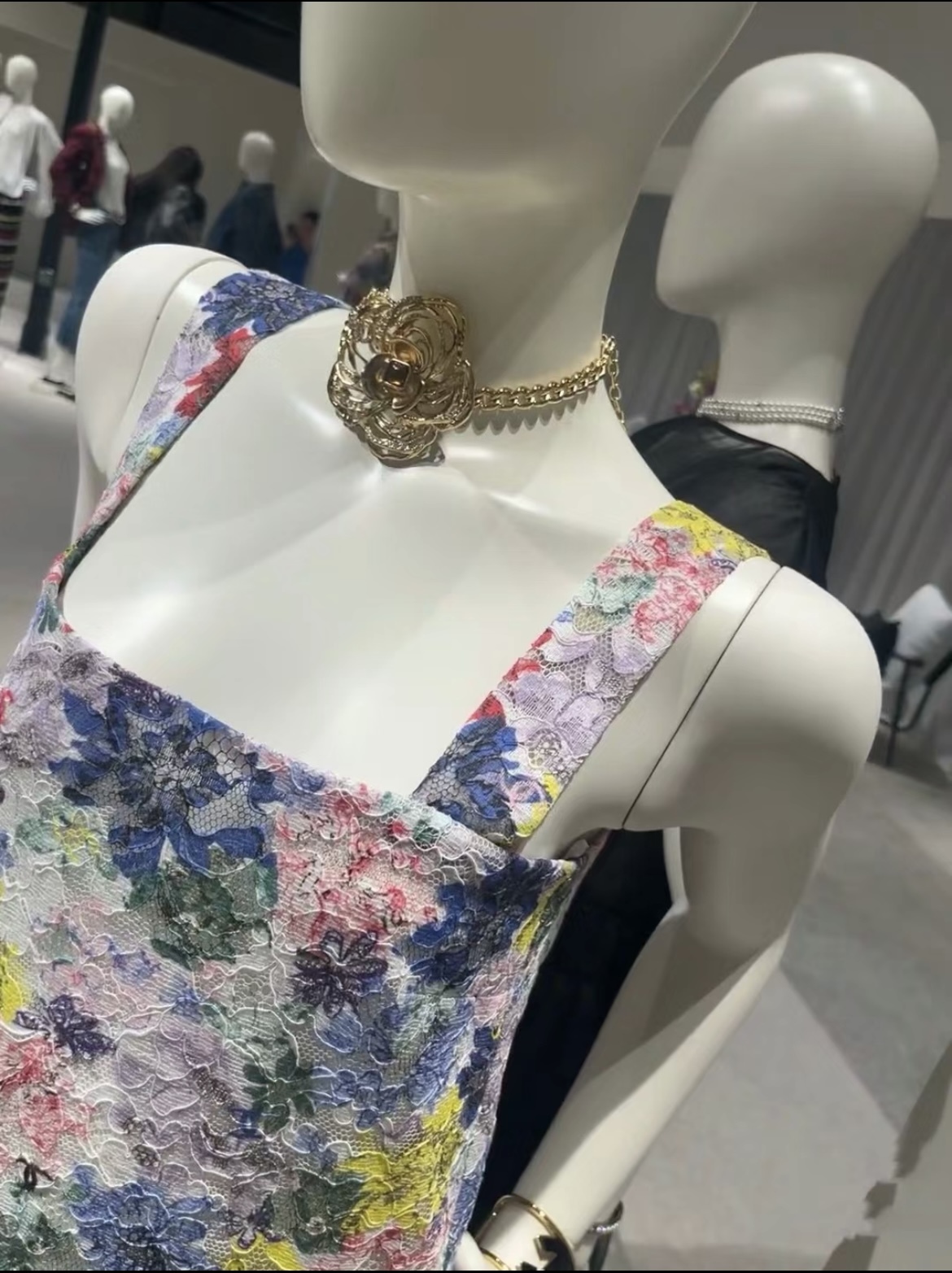 カメリアの花が首元に！大ぶりでインパクト大 CHANEL ネックレス
