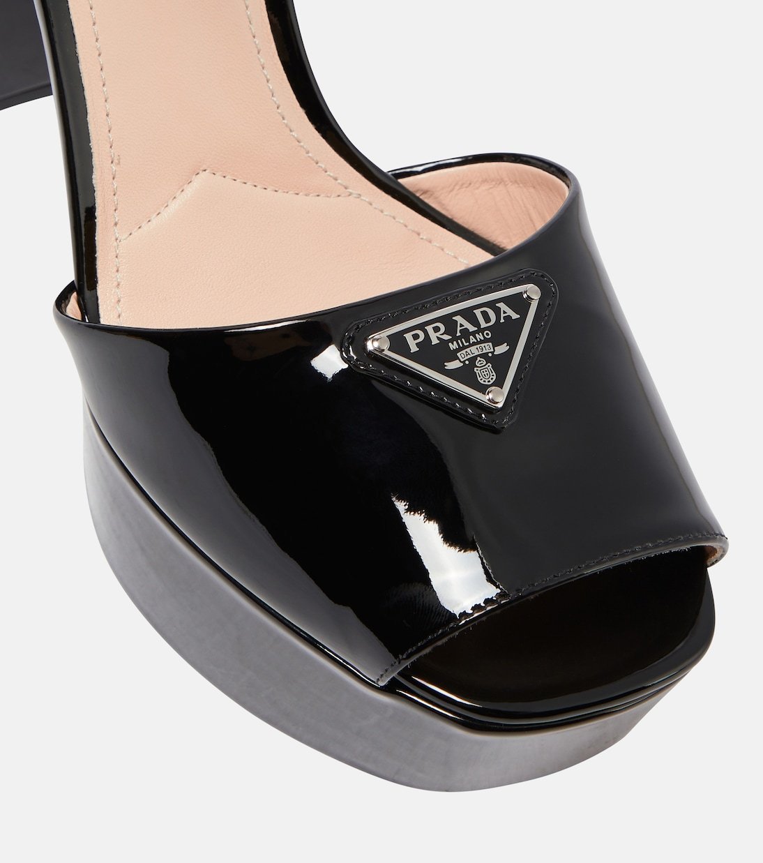 【PRADA】パテントレザーのプラットフォームサンダル ◇直営店◇【PRADA】パテントレザー プラットフォームサンダル Ω