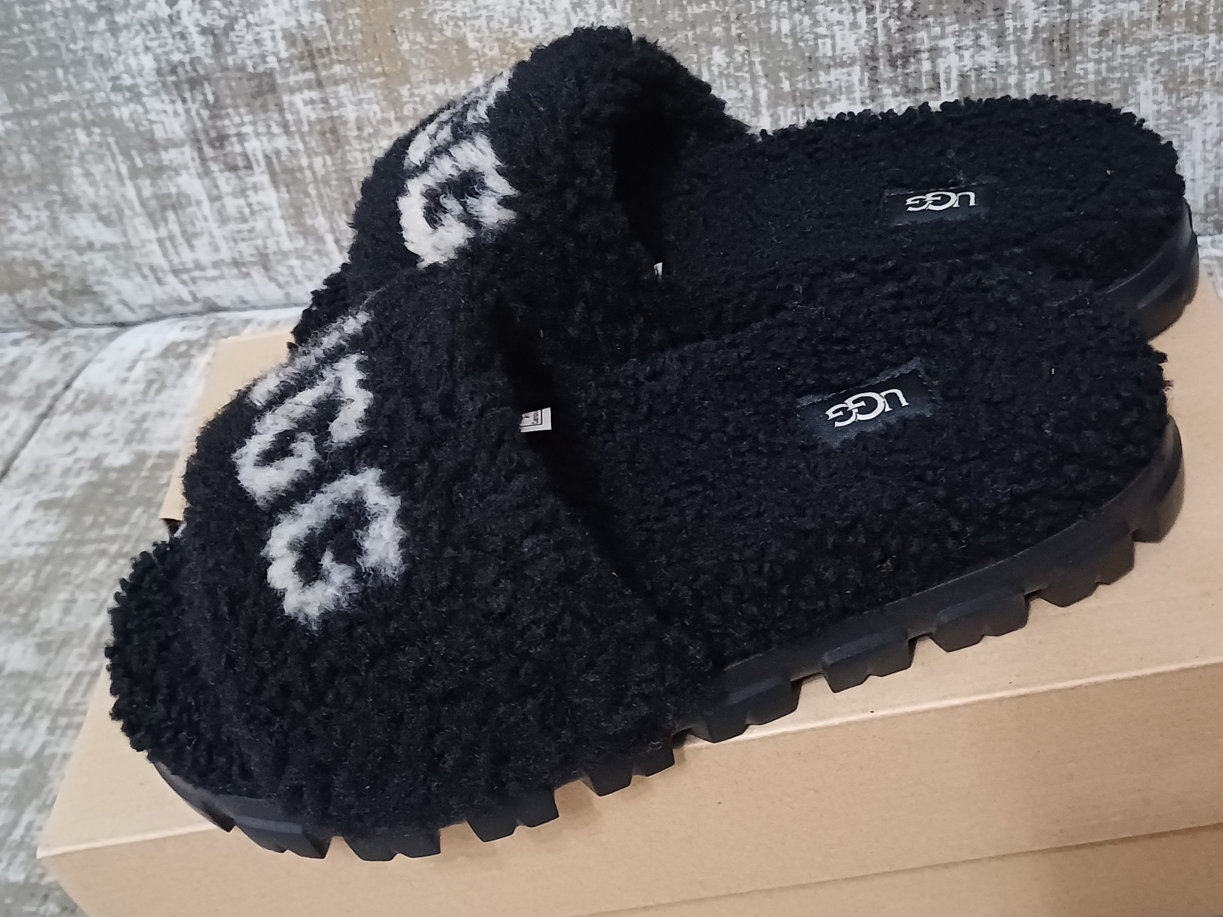 UGGアグ COZETTA CURLY GRAPHIC SLIPPERサンダル 追跡送料関税込 UGGアグ COZETTA CURLY GRAPHIC SLIPPERサンダル 追跡送料関税込