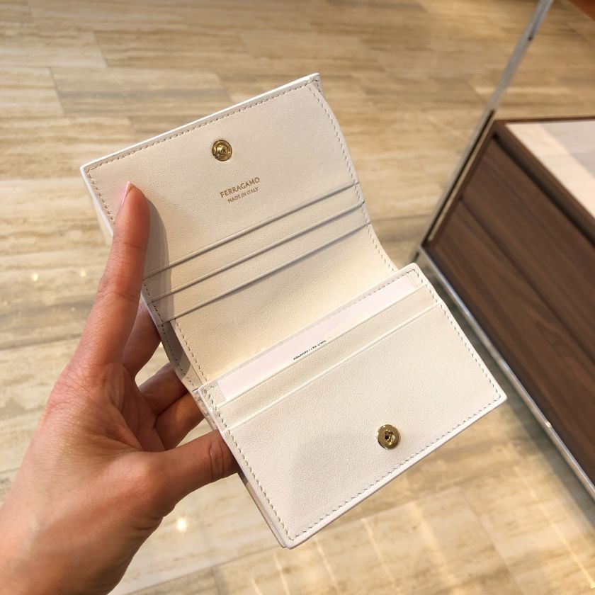 6万取引突破★UPS速達便利用！【FERRAGAMO】折りたたみ財布 6万取引突破☆UPS速達便利用！【FERRAGAMO】折りたたみ財布
