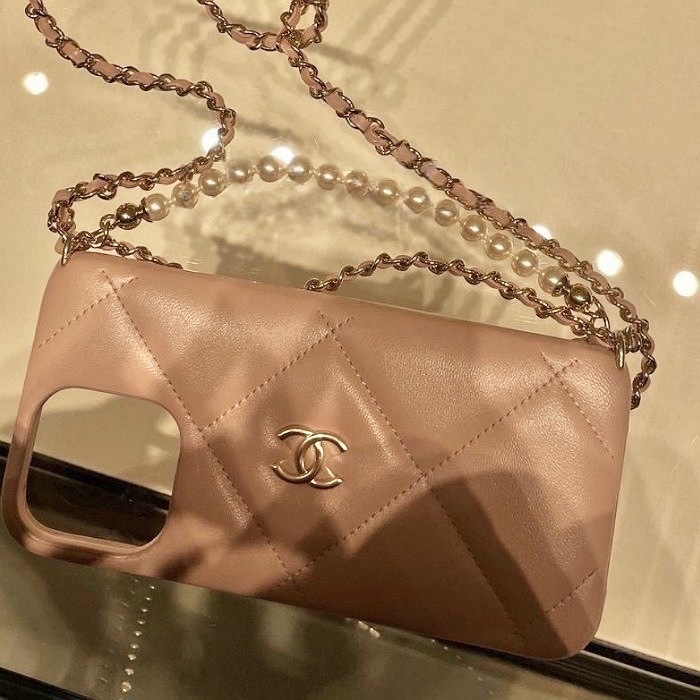 大人の品格溢れるデザイン【CHANEL】スマホケース