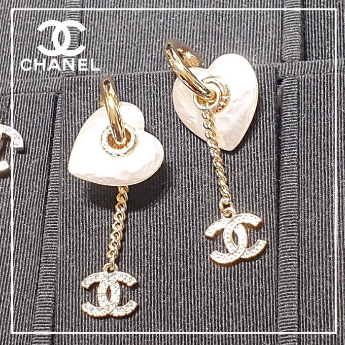 【さりげなく揺れる♪】CHANEL ピアス 新作》さりげない煌めき【CHANEL】シンプル人気 ピアス (CHANEL