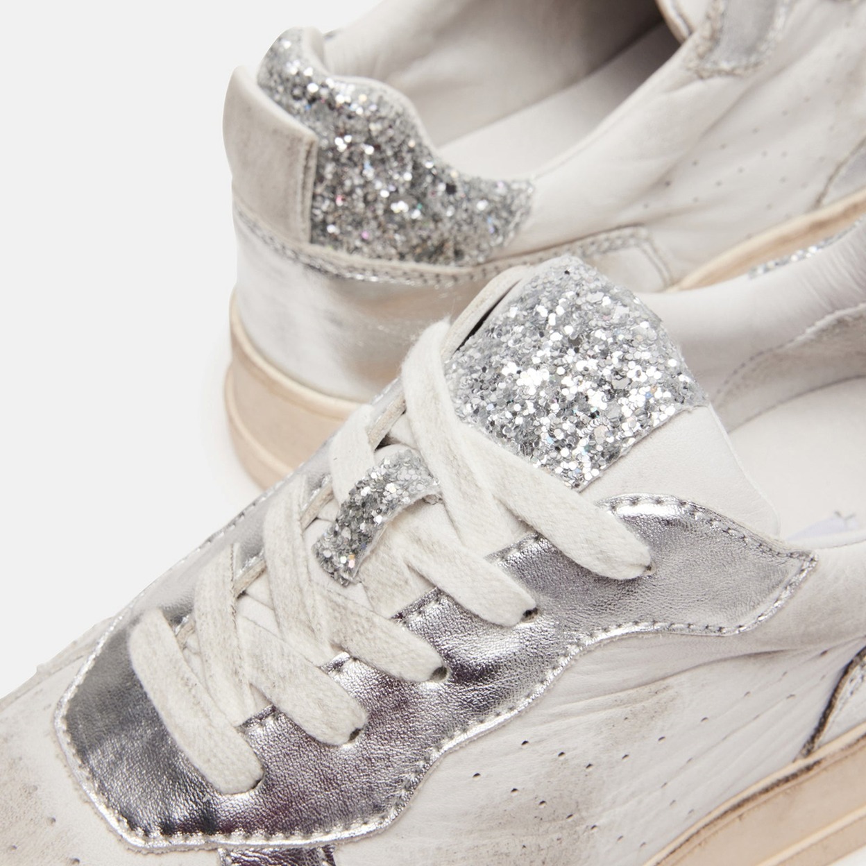 Steve Madden メタリック プラットフォーム ダメージ スニーカー Steve Madden メタリック プラットフォーム ダメージ スニーカー