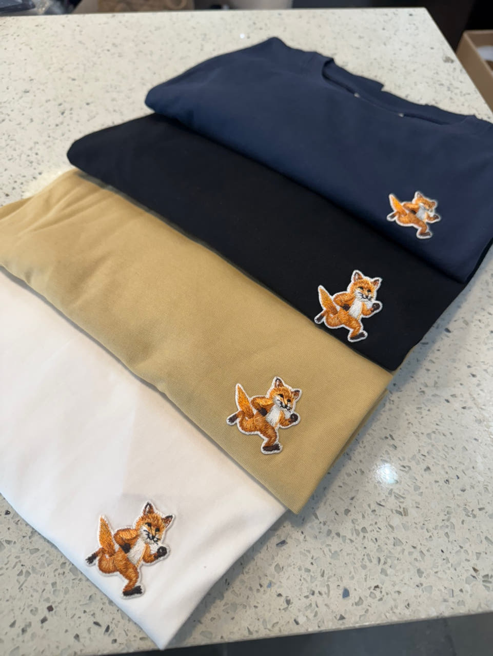 MAISON KITSUNE｜SPEEDY FOX PATCH Tシャツ MW00119KJ0008