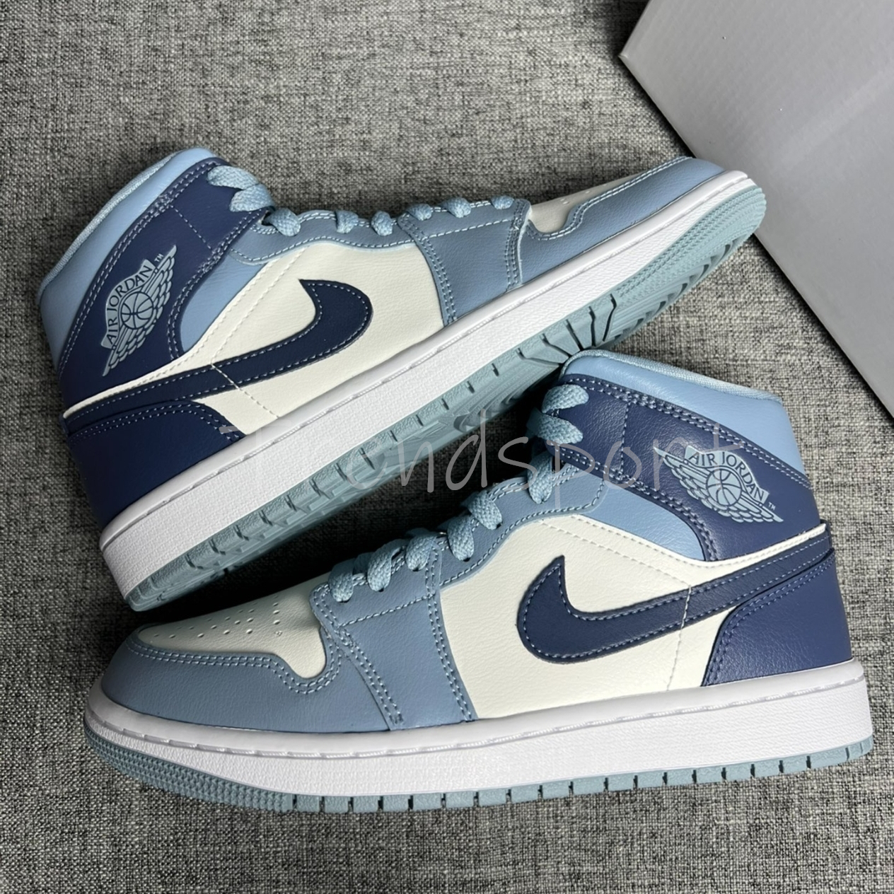 ★ナイキ★ 大人気★W AIR JORDAN 1 MID 全サイズ確保 送関込