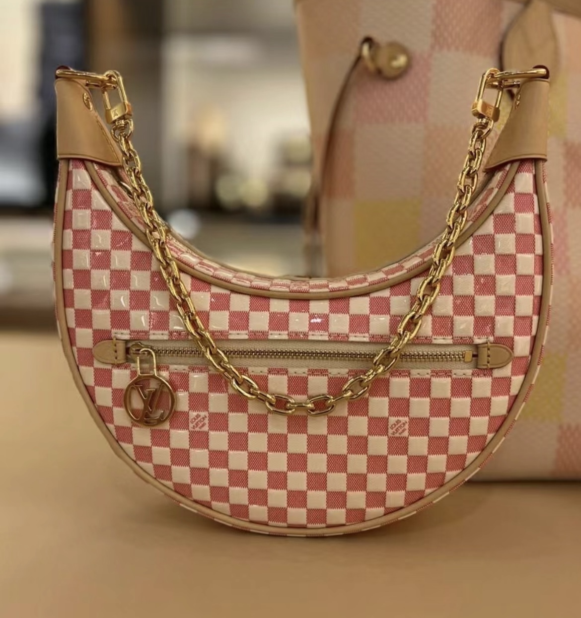 脇にフィットする三日月型 デートに Louis Vuitton ハンドバック