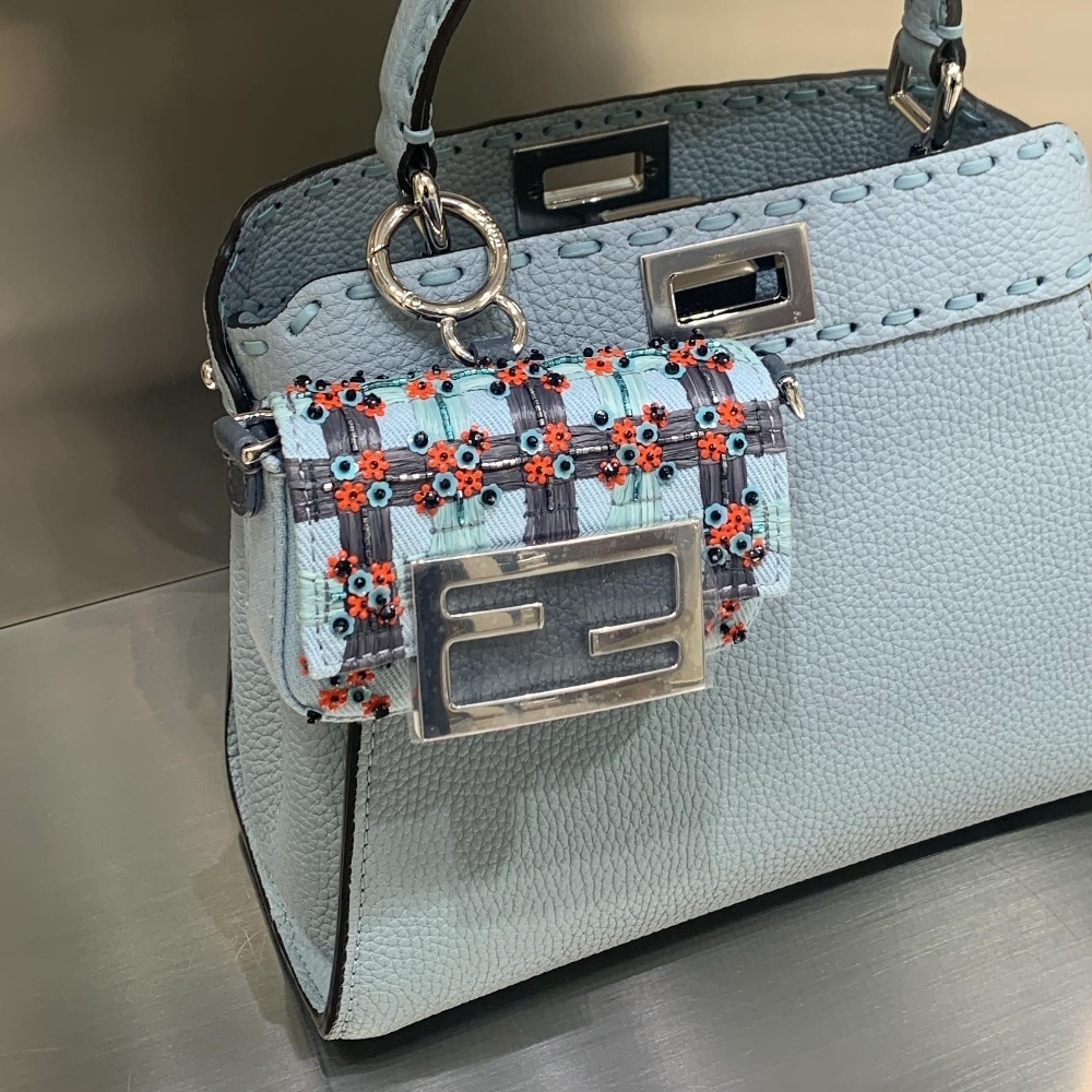 【FENDI】ナノ バゲット チャーム マルチカラー刺繍 ギャバジン