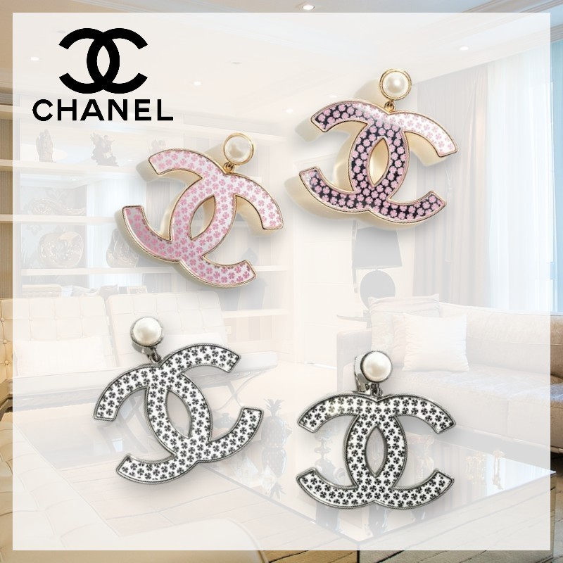 【幸せのクローバー柄がキュート】 CHANEL CCロゴ ピアス