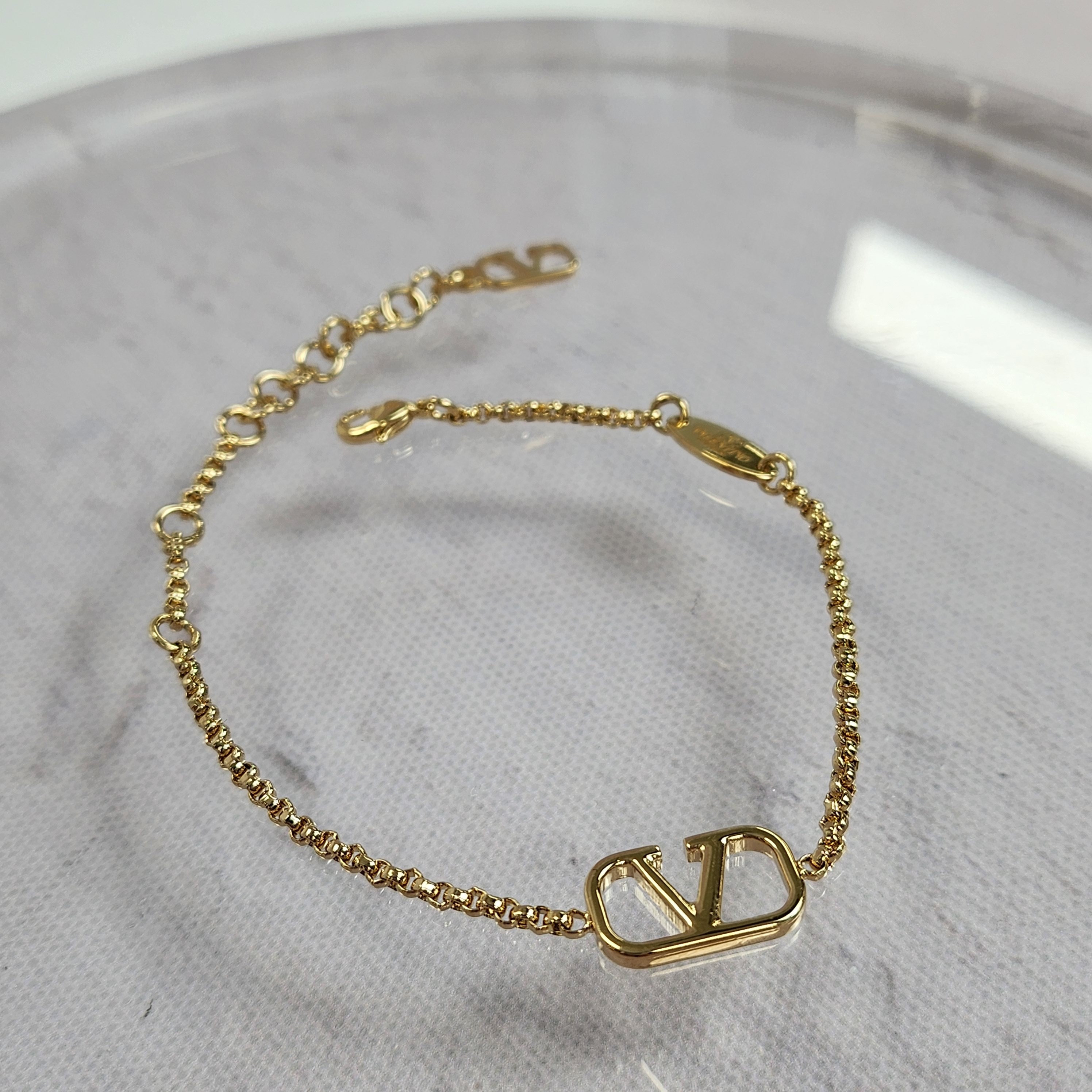 ★韓国の人気★【VALENTINO】★V ロゴ ブレスレット★ ☆韓国の人気☆【VALENTINO】☆V LOGO SIGNATURE ブレスレット☆