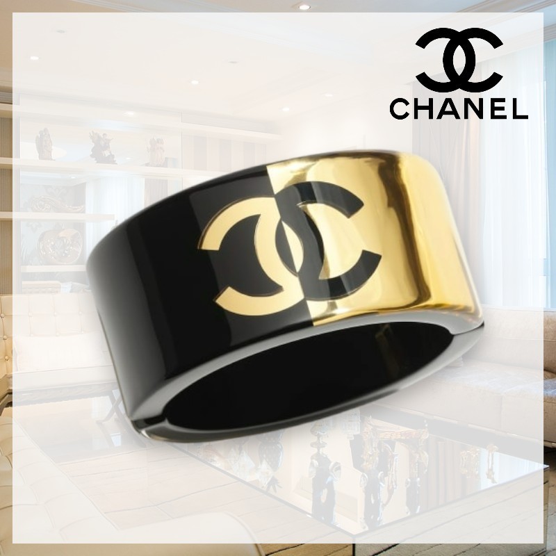 【大人の女性を演出】CHANEL CCロゴ バングル