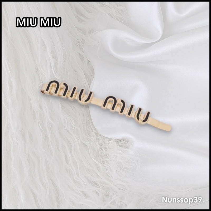 《MIU MIU》 5IF146 2F6T F0002 エナメルメタルのヘアクリップ