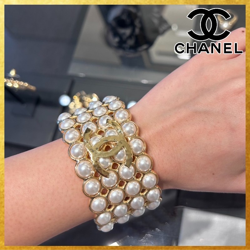 【贅沢なパールが最高に美しい】CHANEL CCロゴ バングル