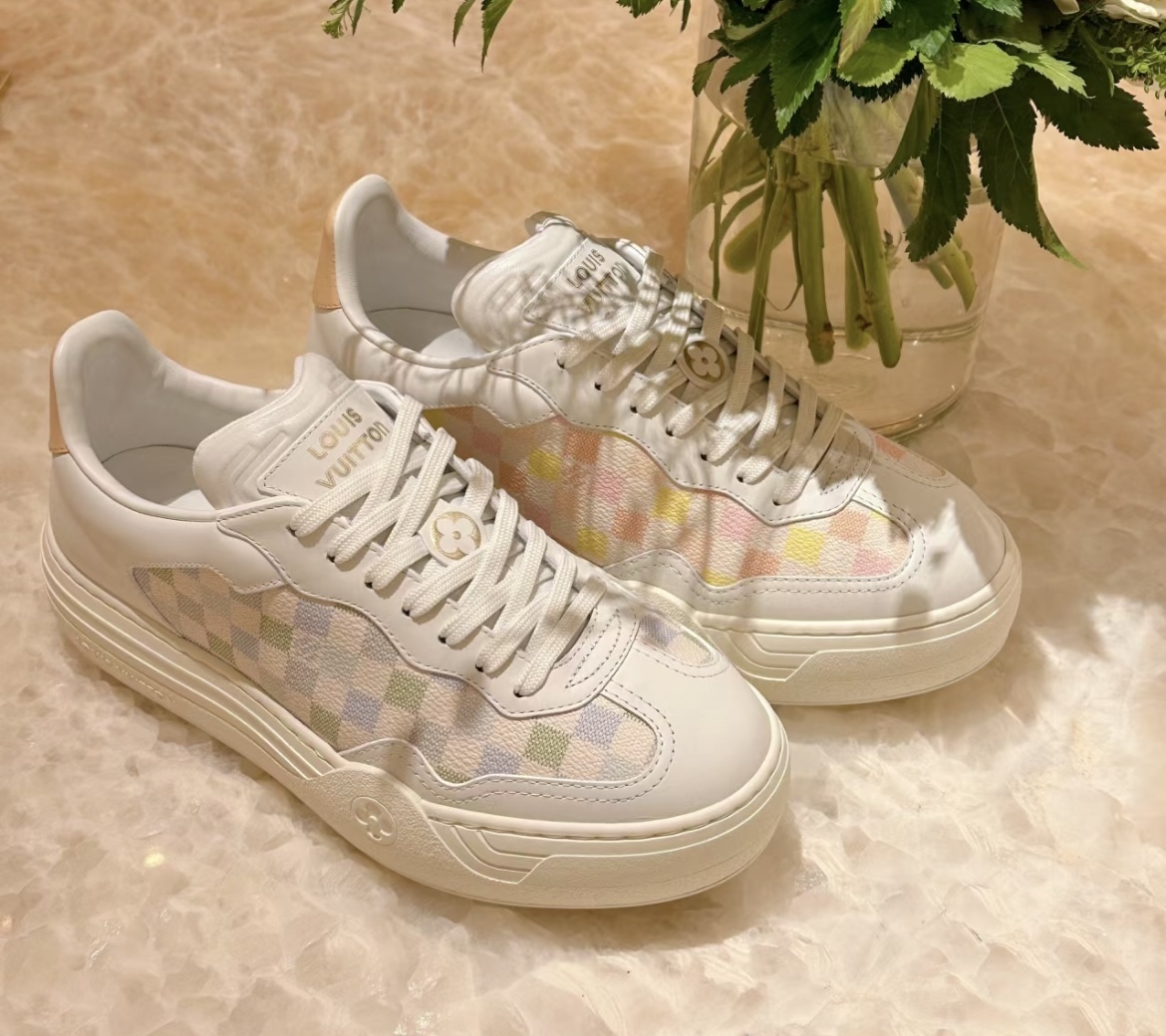 日本未入荷 春らしいパステルダミエ Louis Vuitton スニーカー