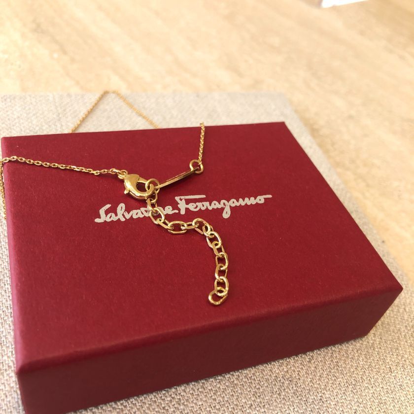 6万取引突破★UPS速達便利用！【FERRAGAMO】ミュール_0745384 6万取引突破☆UPS速達便利用！【FERRAGAMO】AMO ネックレス