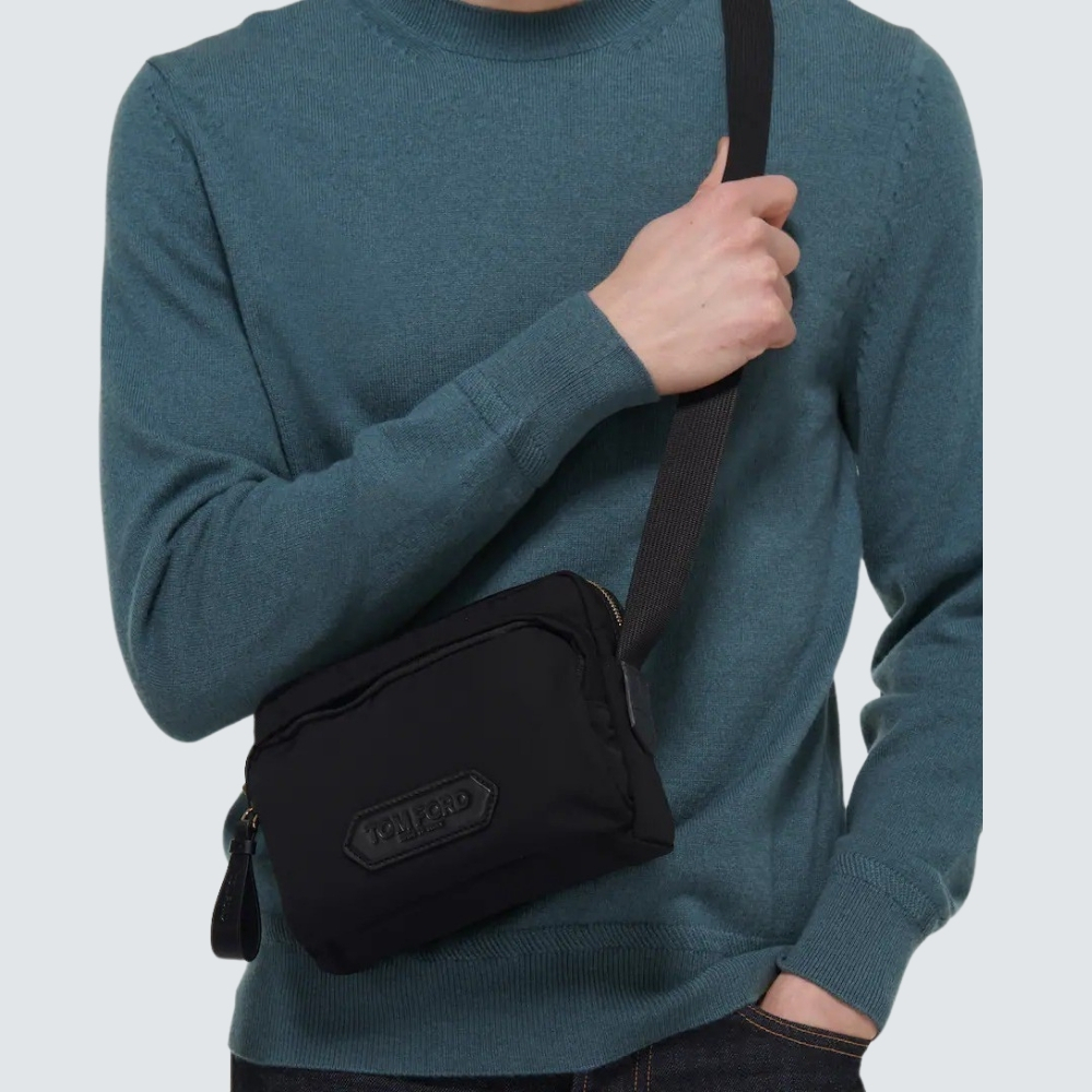 VIP価格!【TOM FORD】リサイクルナイロンショルダーバッグ 都会的 トムフォード ショルダーバッグ リサイクルナイロン ロゴ