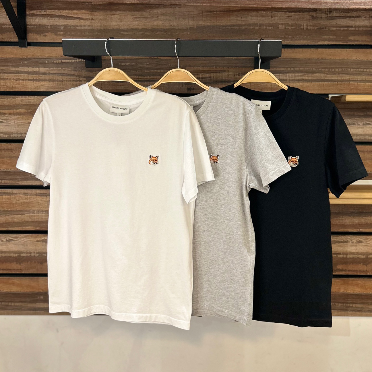 MAISON KITSUNE｜FOX HEAD PATCH Tシャツ LW00105KJ0008