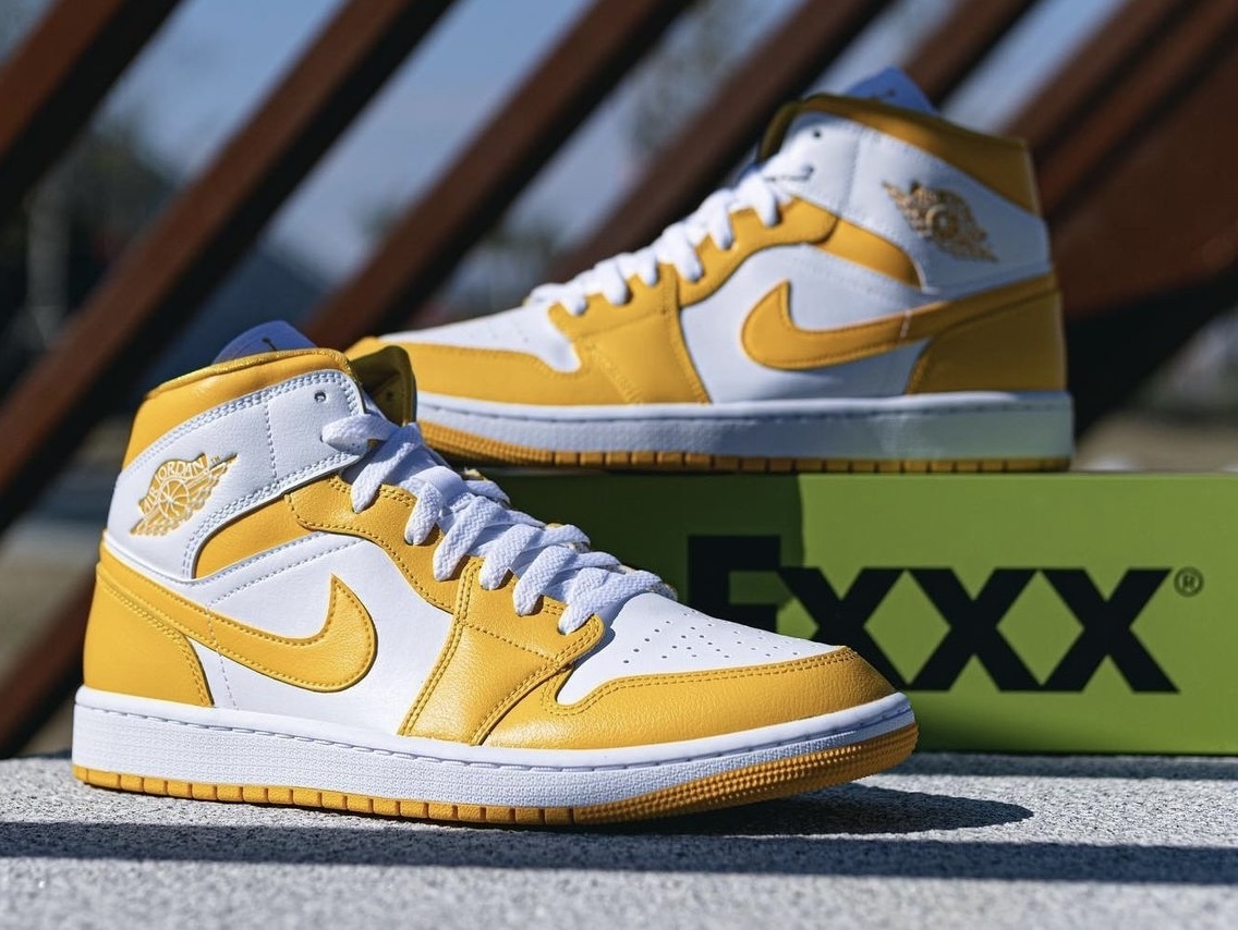 ☆NIKE AJ1 MID☆送関込☆鮮やかなイエローベースのミッドカット