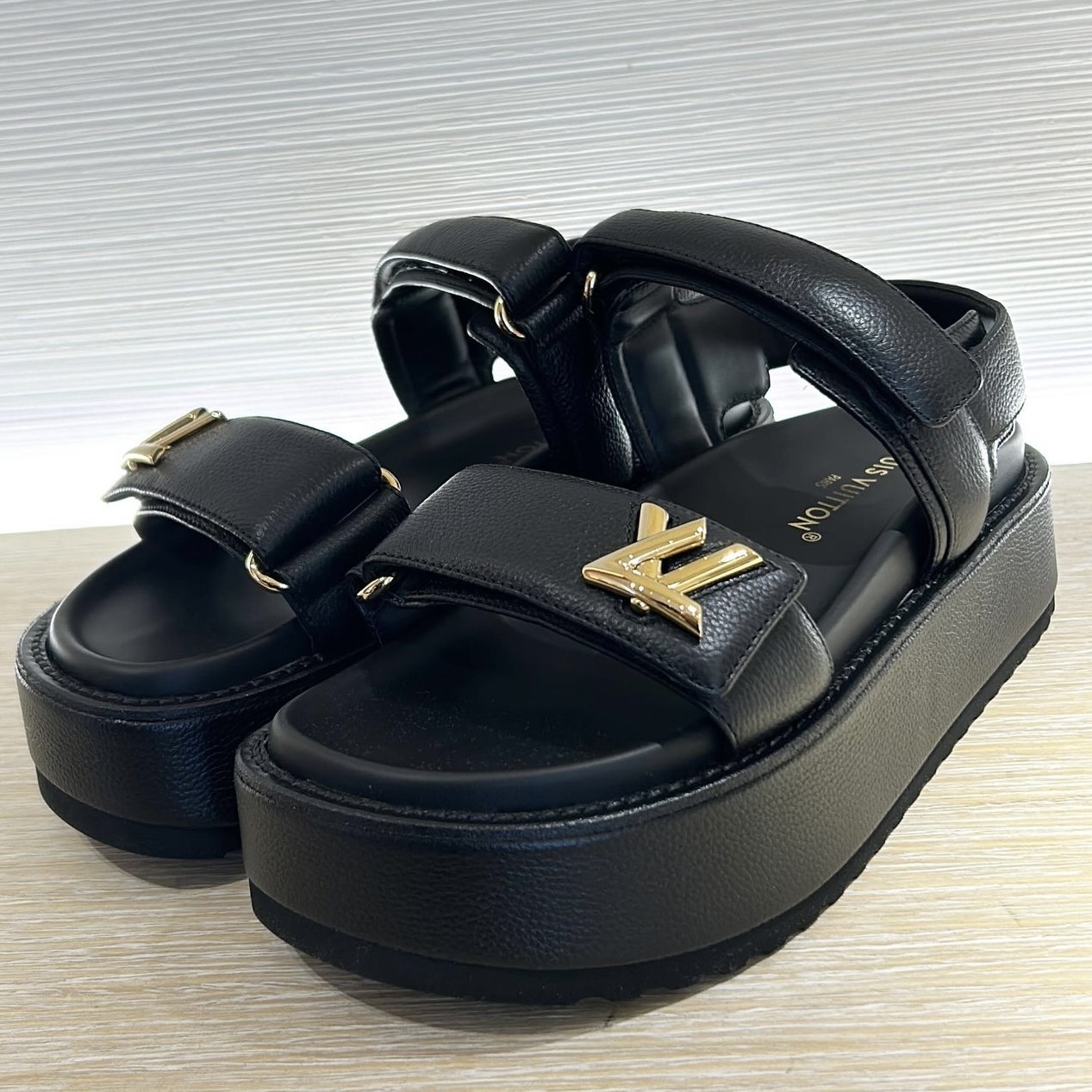 グランド牧場 セレクトセール LOUIS VUITTON ヴィトン レザー サンダル ブラック LV金具 靴