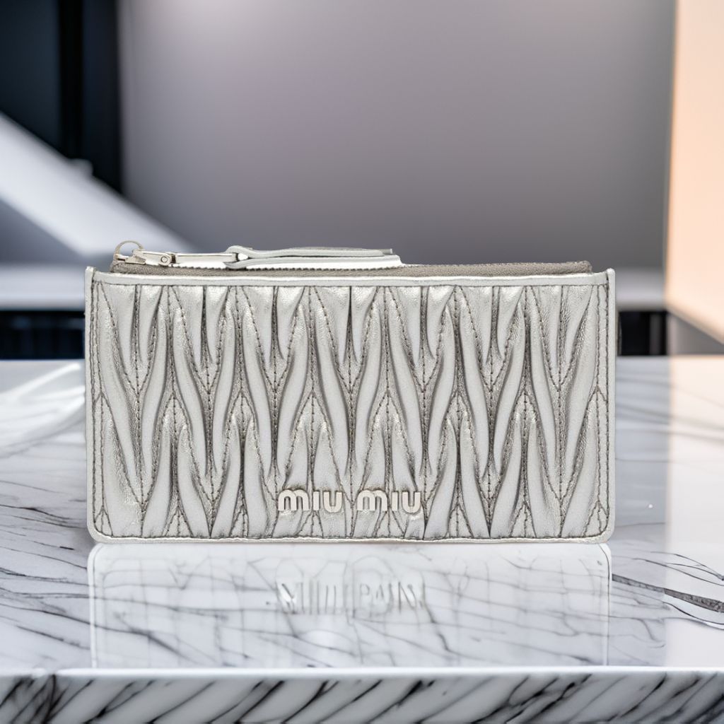 【MiuMiu】メタリックマテラッセポーチ 送料関税込み