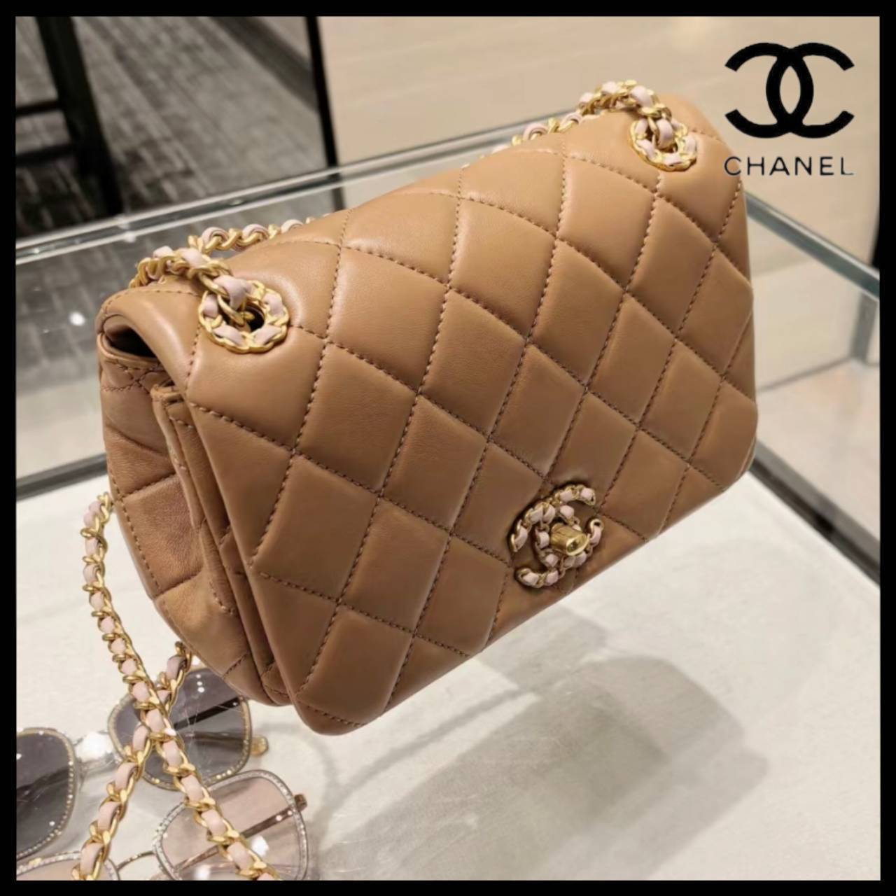 【チェーンとCCロゴがバイカラー】CHANEL ミニフラップバッグ