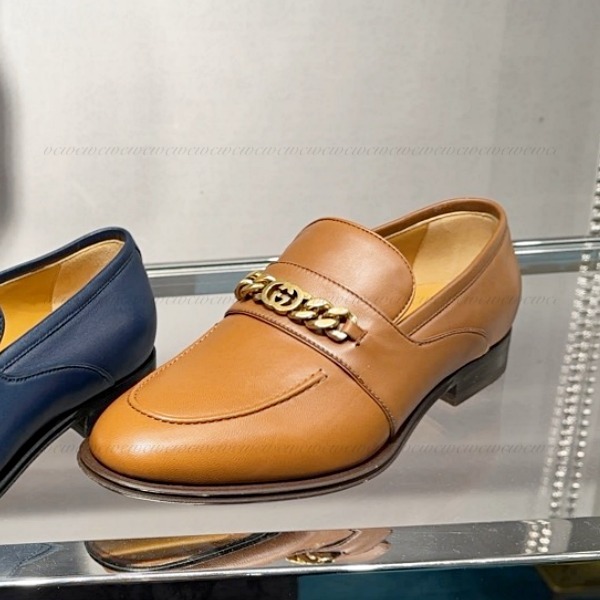 国内即発】GUCCI レザーローファー チェーンロゴ装飾 739774
