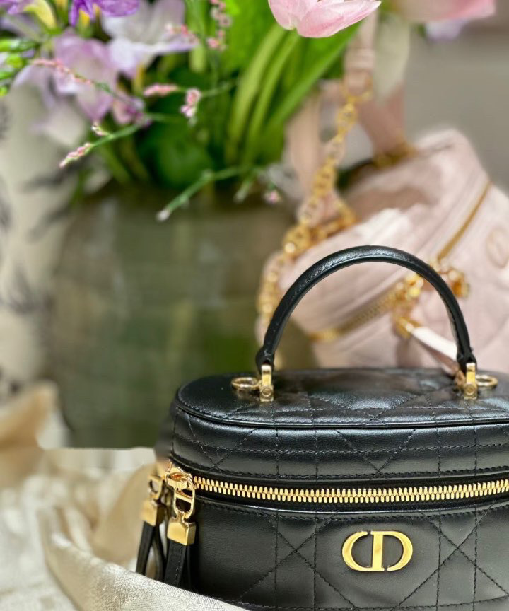 【エレガント☆】Dior Caro ミニ ヴァニティ 落ちたい！チェーンも形も全てが可愛い Dior Caroミニヴァニティ