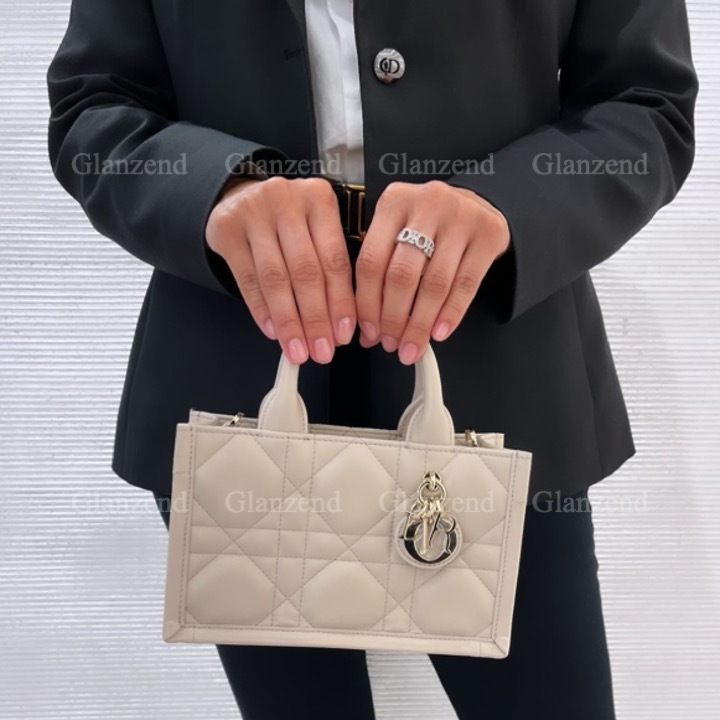 優雅で上品に♪【Dior】《Book Tote》ストラップ付き ミニバッグ