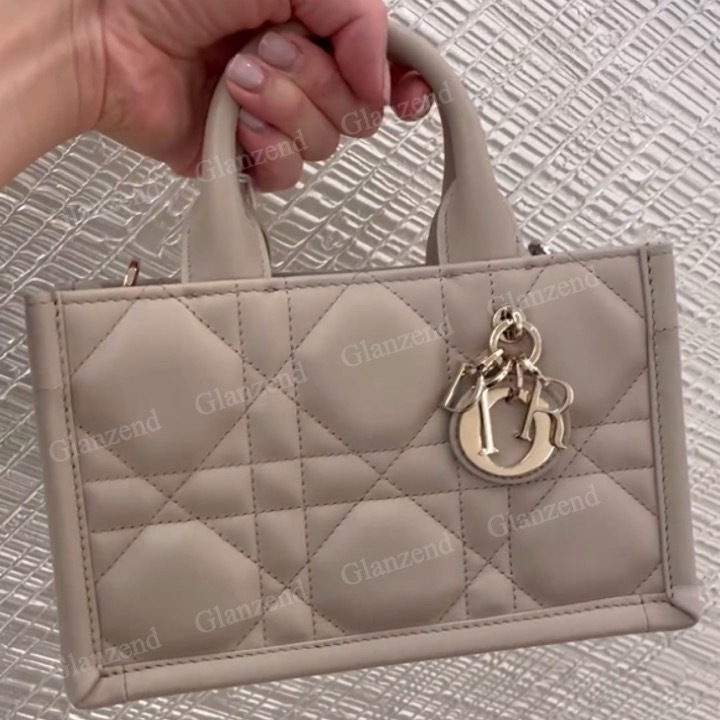 優雅で上品に♪【Dior】《Book Tote》ストラップ付き ミニバッグ