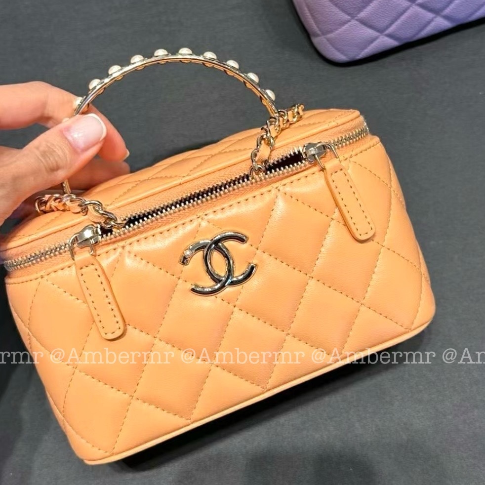 Miumiu 直営店より ロゴ レザー ボー バッグ 4色