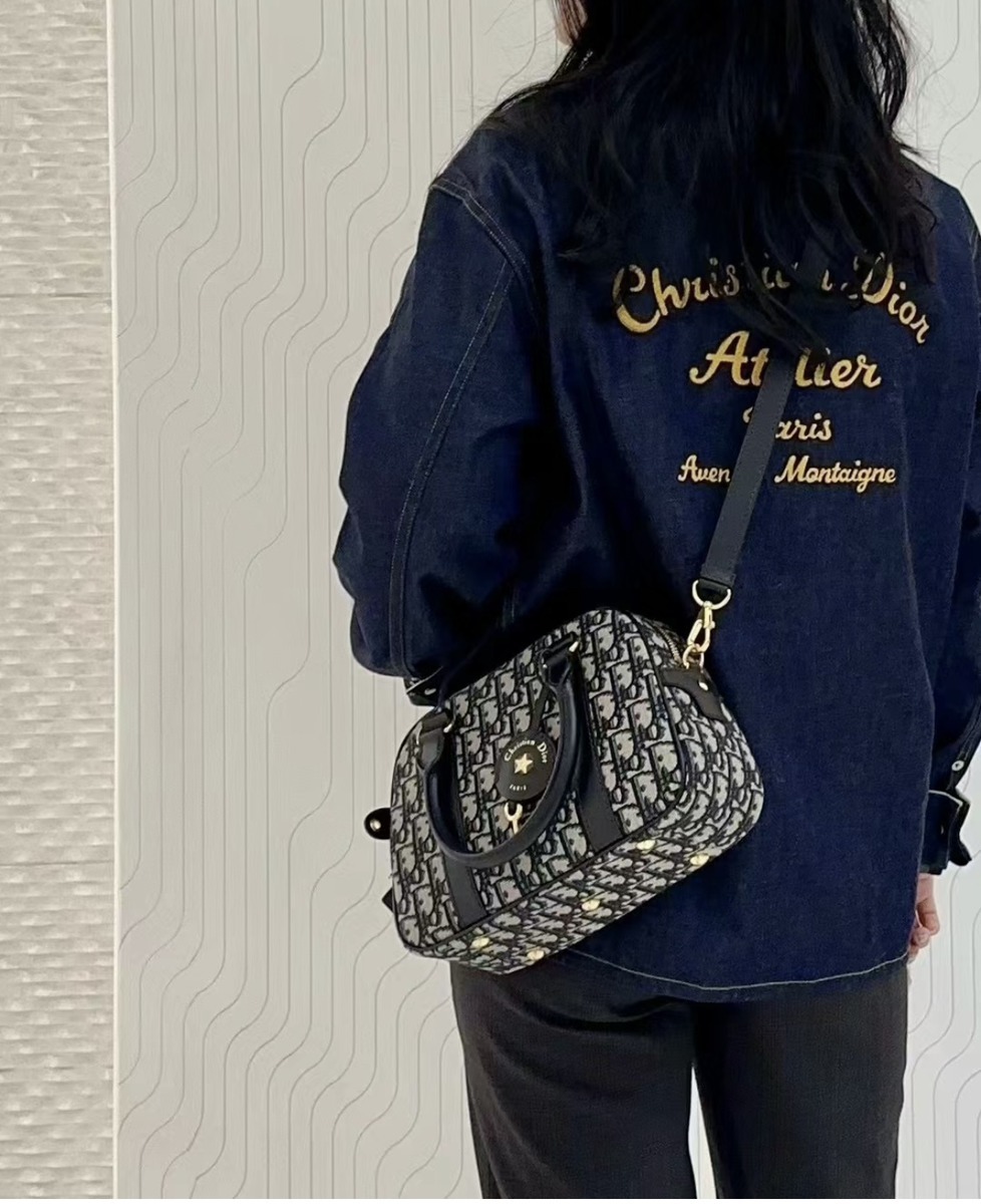 カジュアルバックを上品に仕立てた Dior\tボウリングバッグラージ カジュアルバックを上品に Dior ボウリングバッグ ミディアム