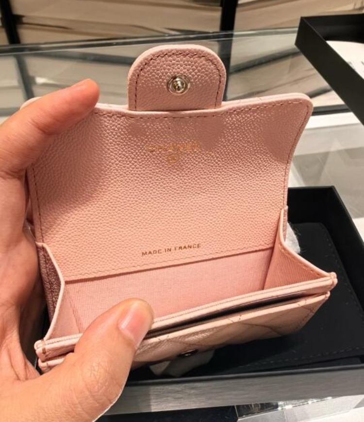 CHANEL】淡いピンクが使いやすい♪フラップカードケース (CHANEL