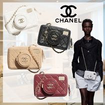 ★かわいいカーキ★CHANEL ミニカメラバッグ カメラの形がユニークで可愛い】CHANEL CCロゴ カメラ バッグ