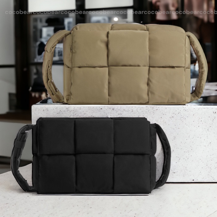 BOTTEGA VENETA☆イントレッチオ カセット クロスボディバッグ