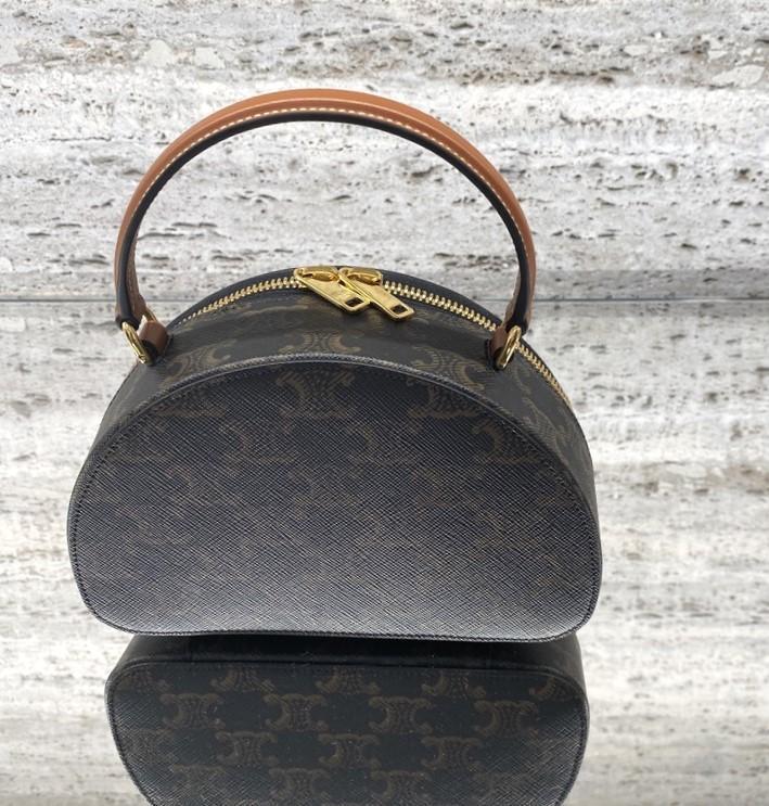 CELINE セリーヌ ハーフムーン ケース キュイール トリオンフ 24新作 CELINE ハーフムーンケース トリオンフキャンバス タン