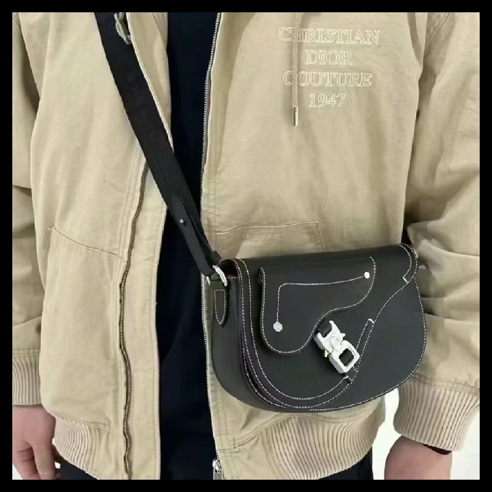 【バックルがポイント♪】DIOR★Saddle メッセンジャーバッグ