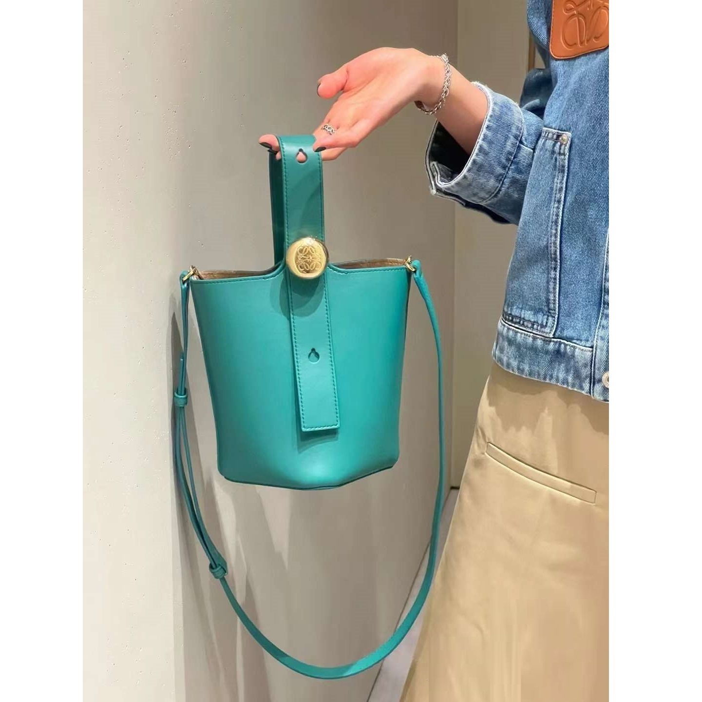 【LOEWE】ロエベ  ペブル バケットバッグ ミニ（メローカーフ） 三越伊勢丹 | LOEWE/ロエベ通販 | ペブル バケットバッグ ミニ