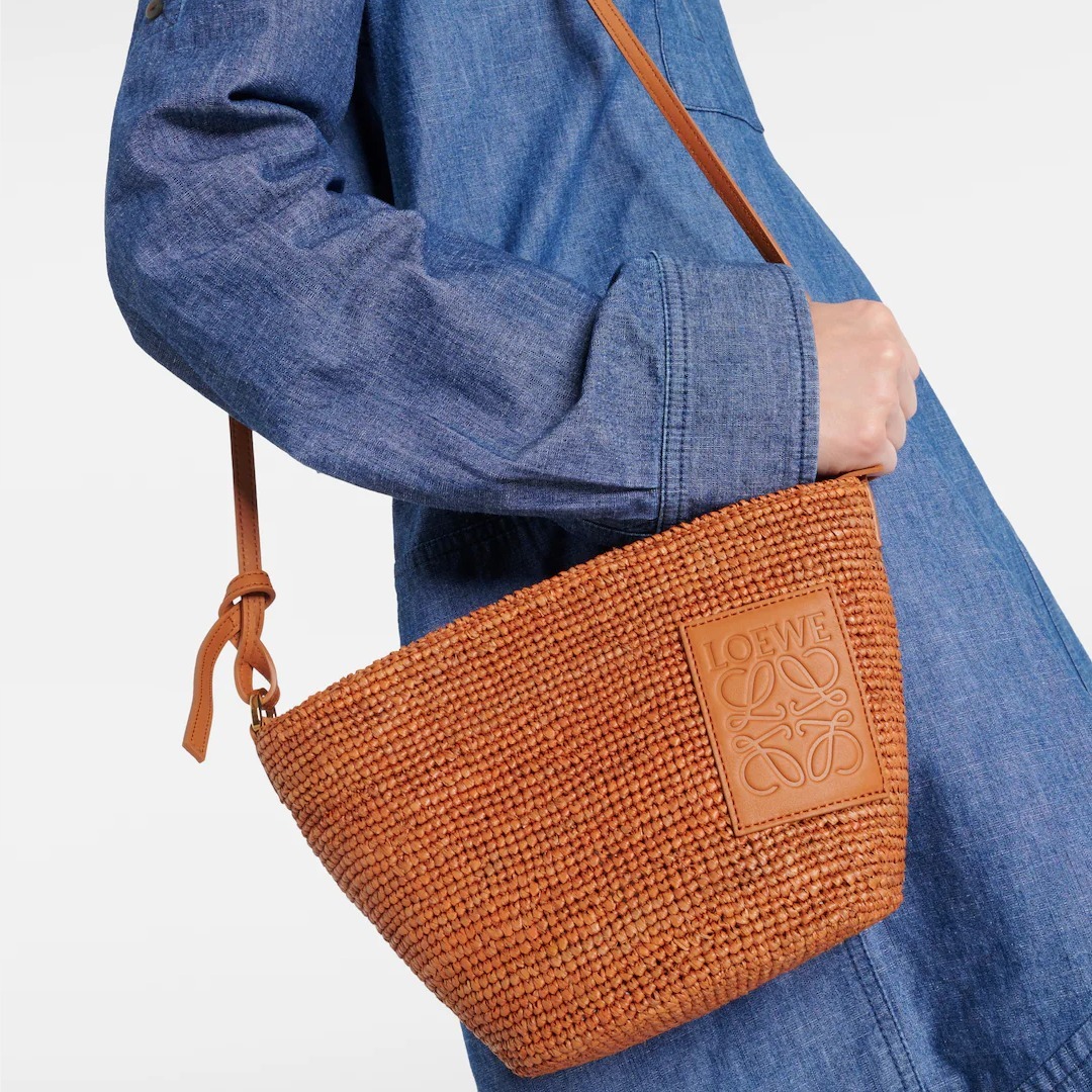 LOEWE★スリット ポシェット バッグ ロゴ ラフィア アナグラム LOEWE◇アナグラム スリットポシェット バッグ ラフィア&カーフ