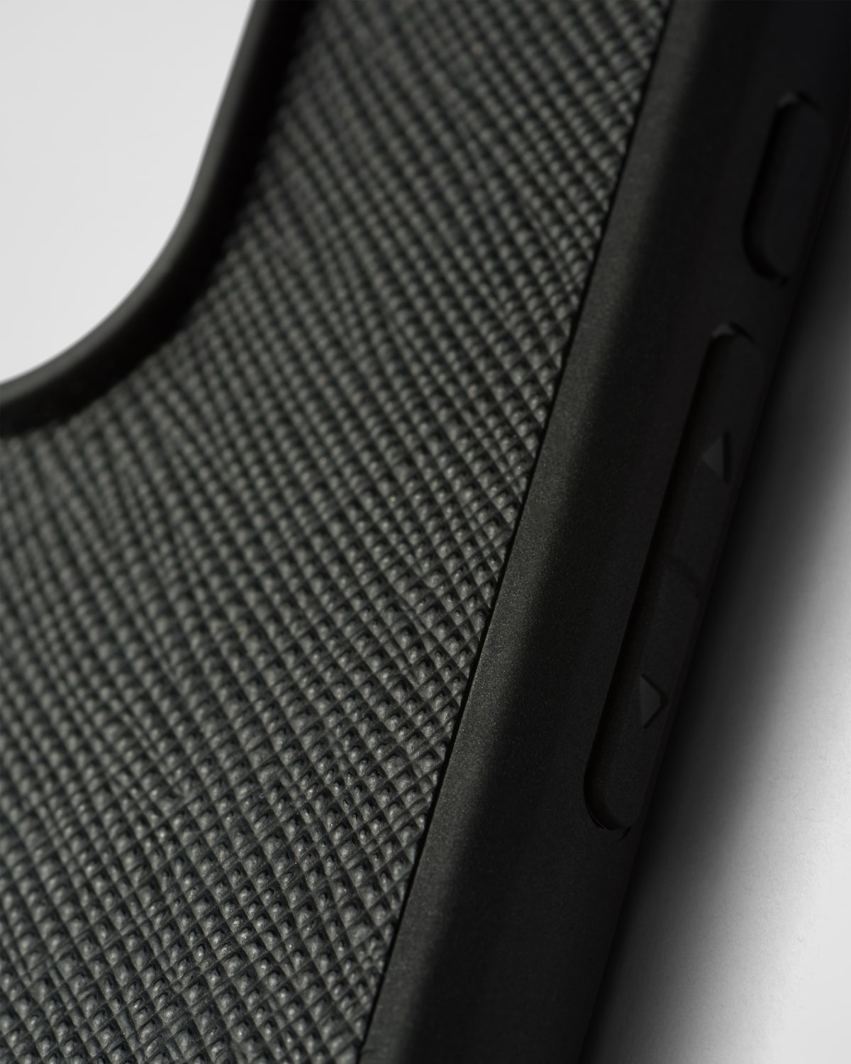 PRADA】サフィアーノレザー iPhone 15 Pro用カバー ブラック
